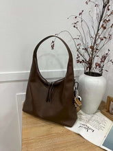 حقيبة يد نسائية متوسطة الحجم بذراع عريض باللون البني مع دلاية متعددة - KSA